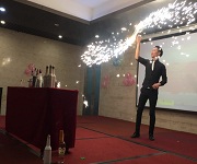 廣州大本營貿(mào)易有限公司晚會邀請佛山展翅調酒咖啡西點培訓學校朱歡洪作為花式調酒師演出嘉賓